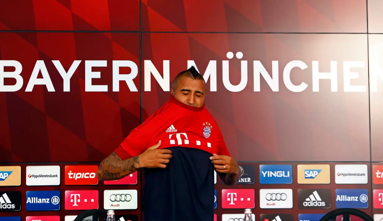 Arturo Vidal saat mengenakan kostum klub barunya Bayern Muenchen di Allianz Arena, Muenchen, Jerman (28/7/2015). Vidal dibeli Bayern dari Juventus dengan harga 40 juta euro atau setara Rp 593 miliar. (REUTERS/Michaela REHL)