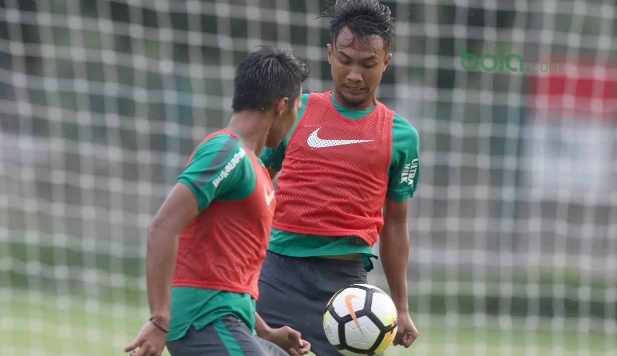 Aksi pemain Timnas Indonesia U-23, Muhammad Hargianto saat melewati adangan rekannya pada sesi latihan di Lapangan A,B,C, Senayan, Jakarta (18/2/2018). Latihan ini merupakan persiapan Asian Games 2018. (Bola.com/Nick Hanoatubun)