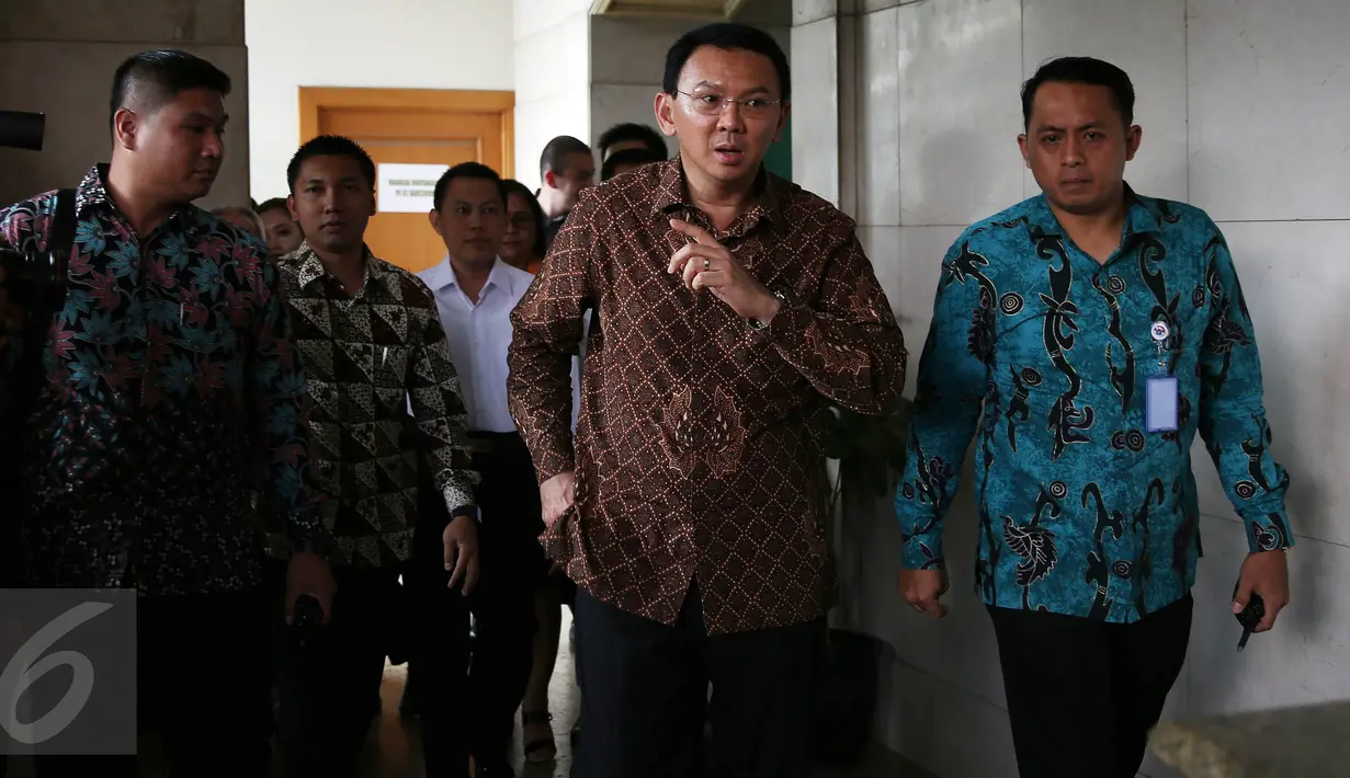 Gubernur DKI Jakarta Basuki T Purnama usai menjalani pemeriksaan di Bareskrim Polri, Jakarta, Senin (24/10). Kedatangannya untuk mengklarifikasi kasus dugaan penistaan agama yang dituduhkan padanya. (Liputan6.com/Johan Tallo)