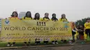 Dalam aksinya, aktivis juga membawa spanduk untuk menyadarkan masyarakat akan bahaya kanker, Jakarta, Rabu (4/2/2015). (Liputan6.com/Herman Zakharia)