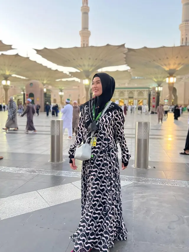 6 Potret Stevie Agnecya Jalani Umrah Pertama Kali Usai Menjadi Mualaf