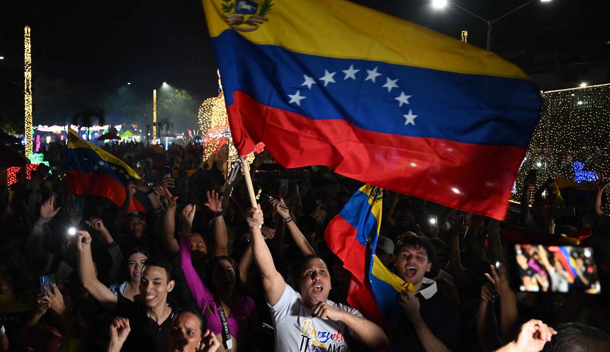 Lebih dari satu juta warga Venezuela memilih Kolombia sebagai rumah baru mereka. Tampak dalam foto, warga Venezuela yang tinggal di Kolombia merayakan penangkapan pemimpin mereka, Nicolas Maduro, di Cucuta, pada 3 Januari 2026. (Raul ARBOLEDA/AFP)