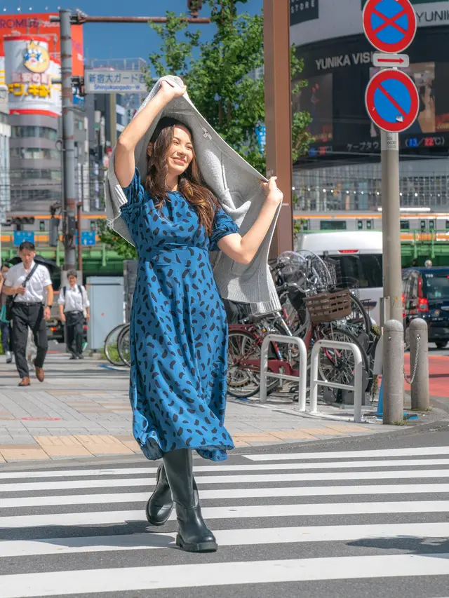 Look Alyssa ketika mengeksplorasi Kota Tokyo