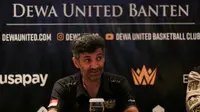 Pelatih Dewa United di IBL 2023, Maximiliano Enrique Seigorman pada sesi konferensi pers di Hotel Episode hari Selasa (10/01/2023). (Bagaskara Lazuardi/Bola.com)