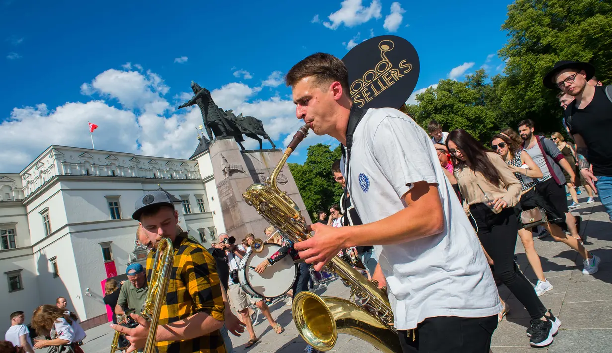 Orang-orang tampil di acara Hari Musik Jalanan (Street Music Day) di Vilnius, Lithuania (18/7/2020). Sejumlah musisi profesional dan amatir tampil di jalan-jalan dan taman di kota tua Vilnius dalam rangka merayakan Hari Musik Jalanan pada Sabtu (18/7). (Xinhua/Alfredas Pliadis)