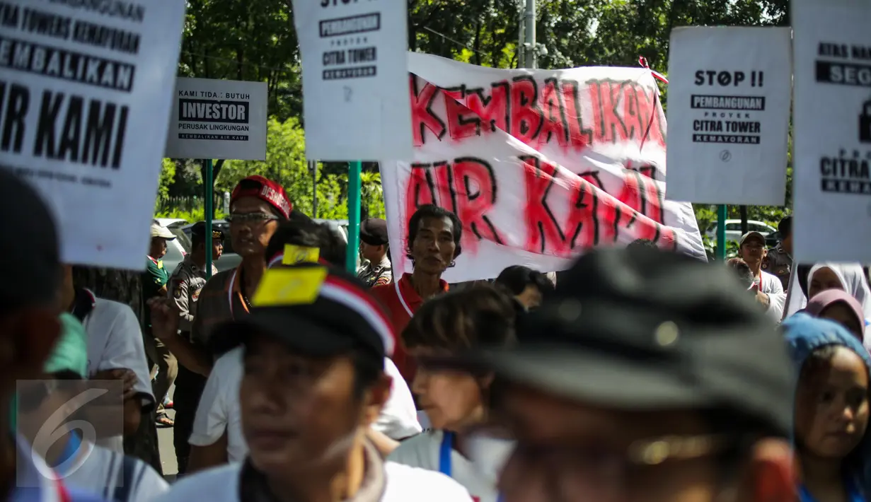 Warga Kebon Kosong, yang tergabung dalam Forum Pemersatu Warga berunjuk rasa di Balai Kota DKI Jakarta, Senin (3/4). Aksi itu digelar lantaran pihak management Citra Tower tidak merealisasi pemasangan pipanisasi air bersih. (Liputan6.com/Faizal Fanani)