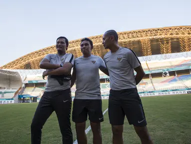 Pelatih Timnas Indonesia, Bima Sakti, bersama Kurnia Sandy dan Kurniawan Dwi Yulianto usai latihan di Stadion Wibawa Mukti, Jawa Barat, Senin (10/9/2018). Latihan ini persiapan jelang laga uji coba melawan Mauritius. (Bola.com/Vitalis Trisna)