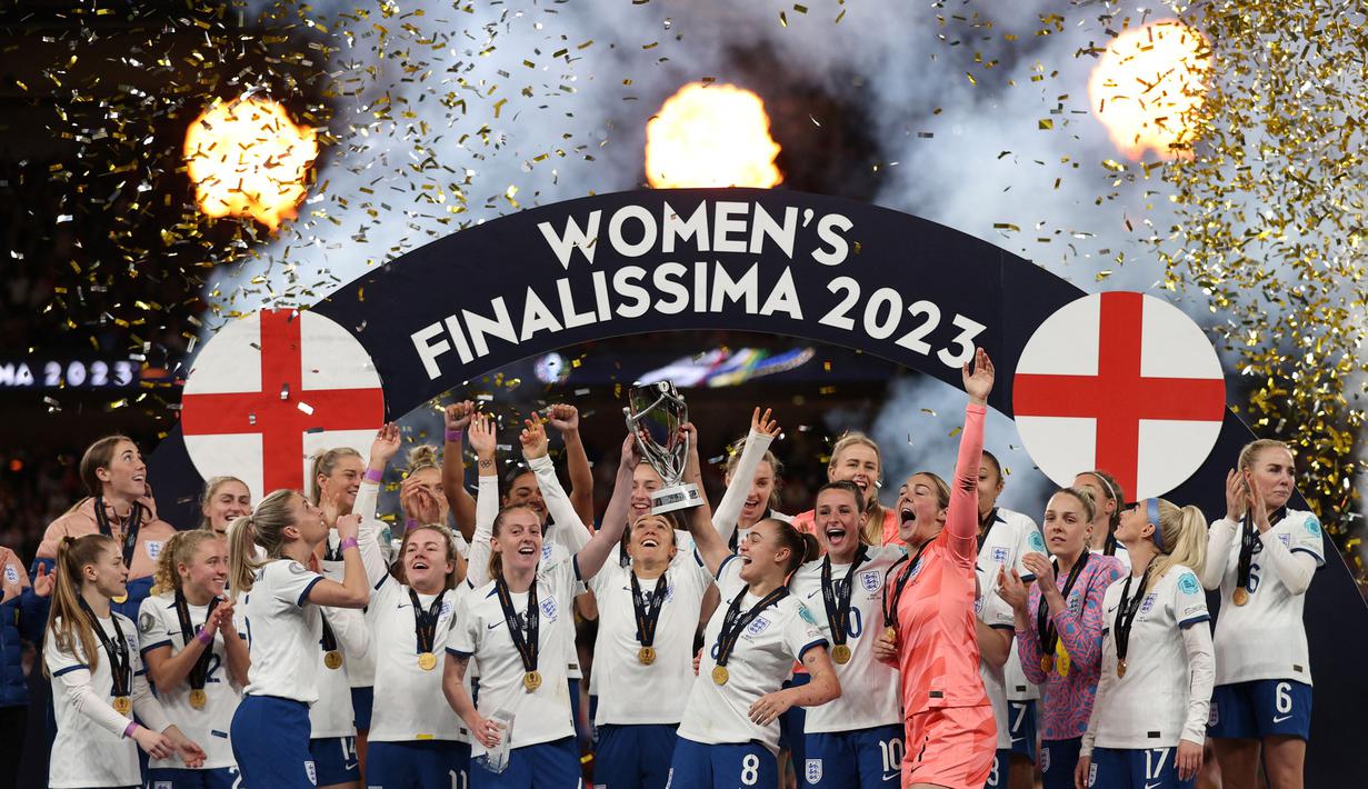Timnas Inggris merayakan kemenangan saat menjuarai Finalissima Putri 2023 setelah mengalahkan Timnas Brasil pada laga yang berlangsung di Stadion Wembley, London, Jumat (07/04/2023) WIB. The Three Lions secara dramatis mengalahkan Brasil dengan skor 4-2 dalam babak adu penalti setelah bermain imbang 1-1 di waktu normal. (AFP/Adrian Dennis)