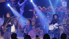 Kolaborasi Bintang Indrianto - Soul of Bromo dan Endah Widiastuti pada hari kedua Jazz Gunung 2018 di Kawasan Gunung Bromo, Jawa Timur, Sabtu (28/7). Jazz Gunung bromo sudah digelar 10 kali atau memasuki satu dasawarsa. (Liputan6.com/HO/Ridhwan Siregar)