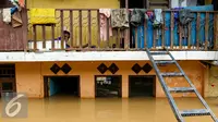 Pemukiman penduduk Kampung Pulo, Jatinegara Barat kembali terendam banjir, Jakarta, Rabu (25/11/2015). Air aliran kali Ciliwung mulai memasuki rumah warga sekitar pukul 03.00 Wib dini hari tadi. (Liputan6.com/Yoppy Renato)