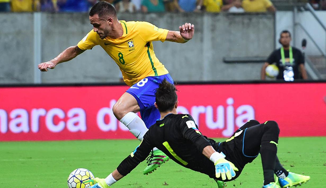 Gelandang Brasil, Renato Augusto, melewati kiper Uruguay, Fernando Muslera, pada kualifikasi Piala Dunia 2018 di Recife, Brasil, Sabtu (26/3/2016) pagi WIB. Dua gol Brasil dicetak Douglas Costa dan Renato Augusto.(AFP/Christophe Simon)