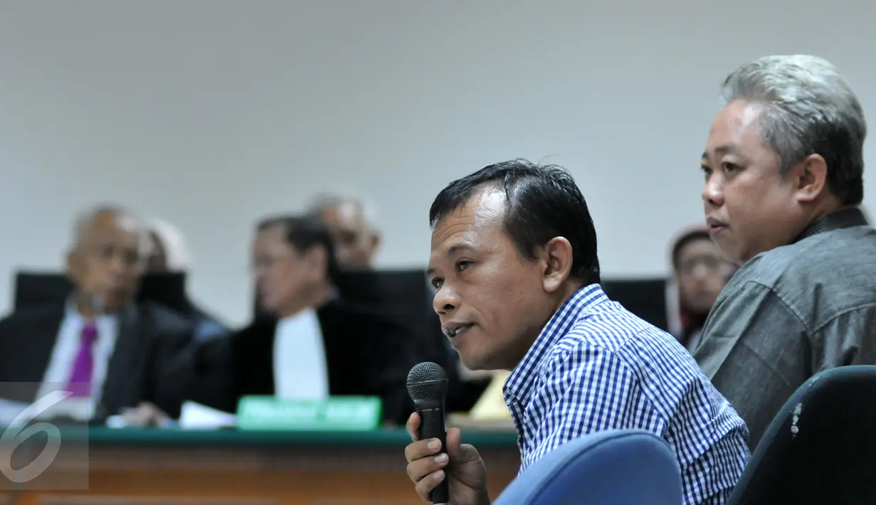 Salah satu saksi memberikan kesaksian saat sidang di Pengadilan Tipikor, Jakarta, Kamis (8/10/2015). JPU menghadirkan tiga saksi yaitu Hakim PTUN Medan Tripeni Irinto Putro, Darmawan Ginting dan Amir Fauzi. (Liputan6.com/Andrian M Tunay)