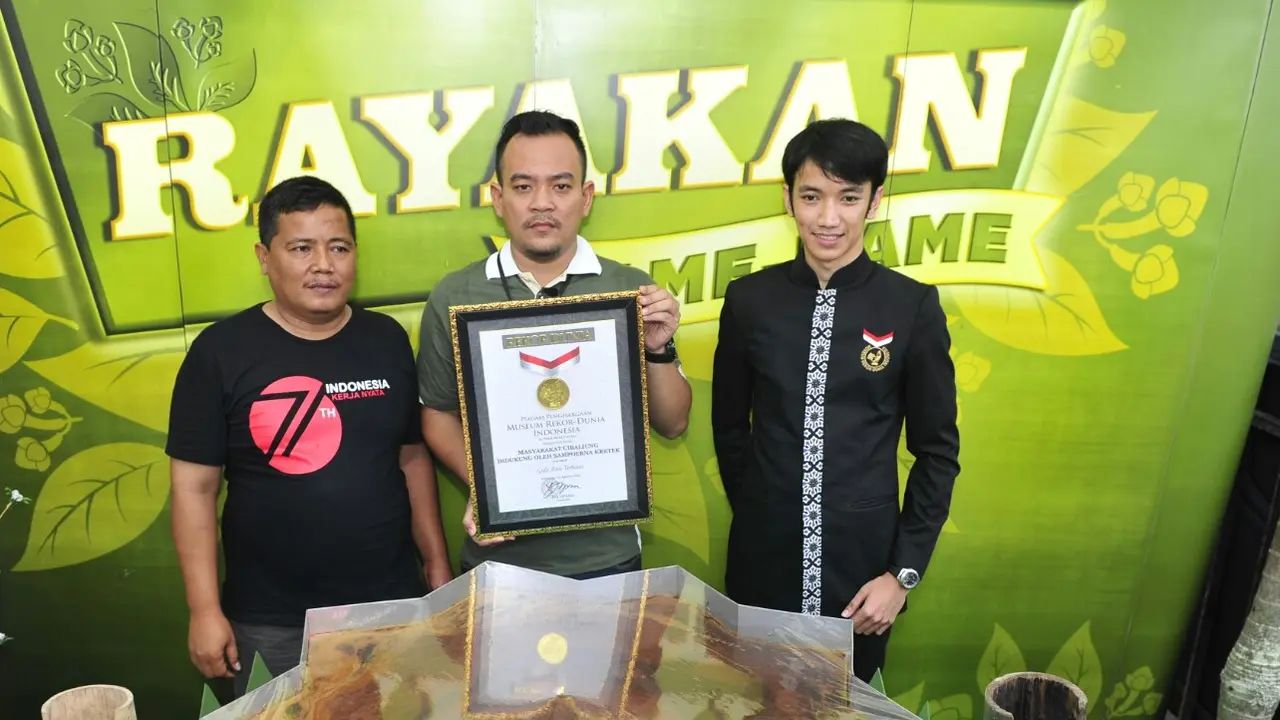 Aksi Warga Cibaliung Produksi Gula Aren Raksasa 135 Kg