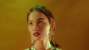 Tak cuma tampil menawan dengan fashion kekinian, nyatanya Mentari De Marelle juga terlihat begitu anggun dengan busana seperti ini. Tatapan wajahnya yang meneduhkan dengan rambut dikuncir, semakin membuat Mentari terlihat sangat memesona. (Liputan6.com/IG/@demarellementari)