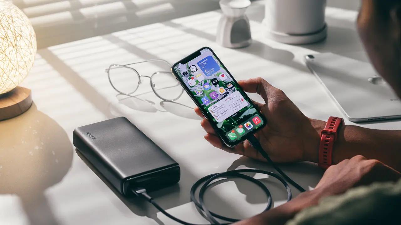 Ciri Orang Yang Selalu Cek Baterai Powerbank Sebelum Keluar Rumah Menurut Psikologi