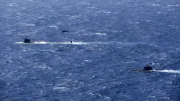 Pemandangan kapal selam Kolombia (kanan) dan kapal selam nuklir AS saat latihan militer 70 mil laut (130 kilometer) di lepas pantai Cartagena, Kolombia, 28 Februari 2022. (PRENSA ARMADA DE COLOMBIA/Colombian National Navy/AFP)