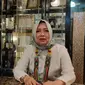 Siti Nurhandiah pelaku UMKM Istana Kerang Multidimensi Cirebon. Foto (Liputan6.com / Panji Prayitno)