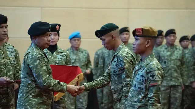 Serda Irfan Farhan dan Prada Donni Pinto Harahap, dua prajurit TNI yang turunkan bendera bulan bintang di Aceh