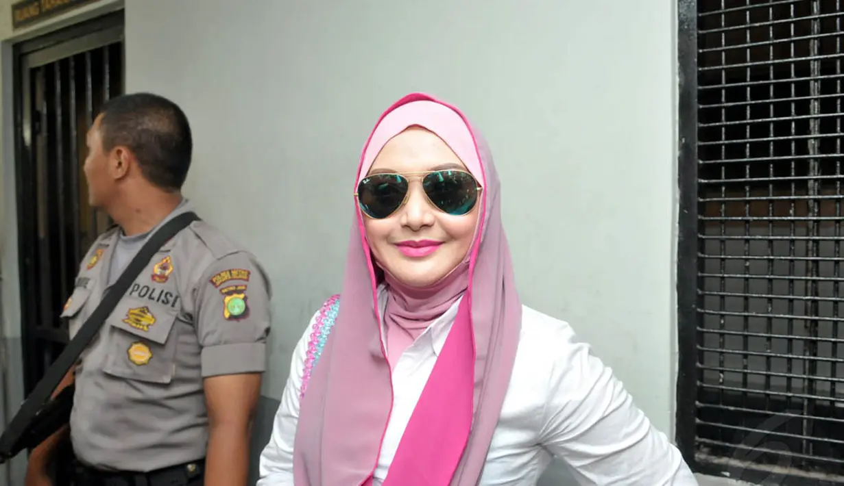 Eddies Adelia tetap terlihat cantik dengan make up tipis ditambah kacamata aviator berkaca mirror, Jakarta, Rabu (12/11/2014). (Liputan6.com/Panji Diksana)