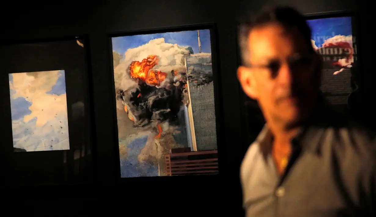 Lukisan karya Todd Stone yang dipamerkan di National September 11 Memorial and Museum, Manhattan, AS (1/9). 13 seniman asal New York membuat pameran ini sebagai bentuk memperingati Tragedi 11 September. (REUTERS/Andrew Kelly)