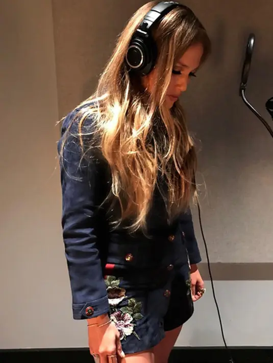 Dikatakannya saat konferensi pers, bahwa badai Maria itu telah menghancurkan Puerto Rico, untuk itu diperlukan bantuan di sana. "Puerto Rico membutuhkan pertolongan kita. Badai Maria telah menghancurkan pulau ini," ujarnya. (Instagram/Jlo)