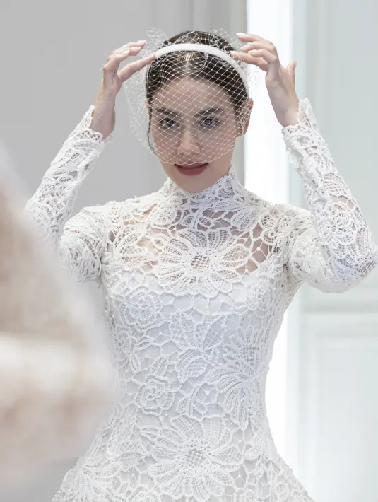 Ikat kepala yang dikenakan Kimberley dihiasi sulaman halus yang melengkapi dan menyempurnakan gaun yang dikenakannya. Penampilan Kimberley ini bagai sebuah syair puitis untuk keunggulan couture. [Foto: Document/Dior]