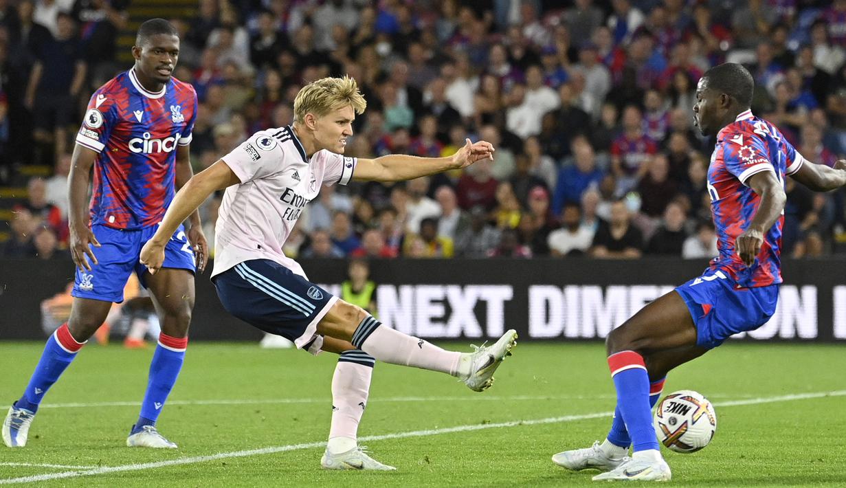 Martin Odegaard yang baru ditunjuk Mikel Arteta sebagai kapten tim juga bermain impresif dengan mengendalikan lini tengah. Ia juga terlihat beberapa kali memberikan ancaman ke arah gawang Crystal Palace. (AFP/Justin Tallis)