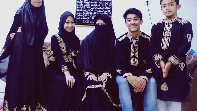 7 Potret Kebersamaan Umi Pipik Bersama Keempat Buah Hatinya, Selalu Kompak