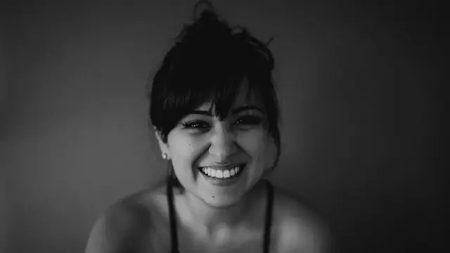 Ilustrasi Senyum Palsu