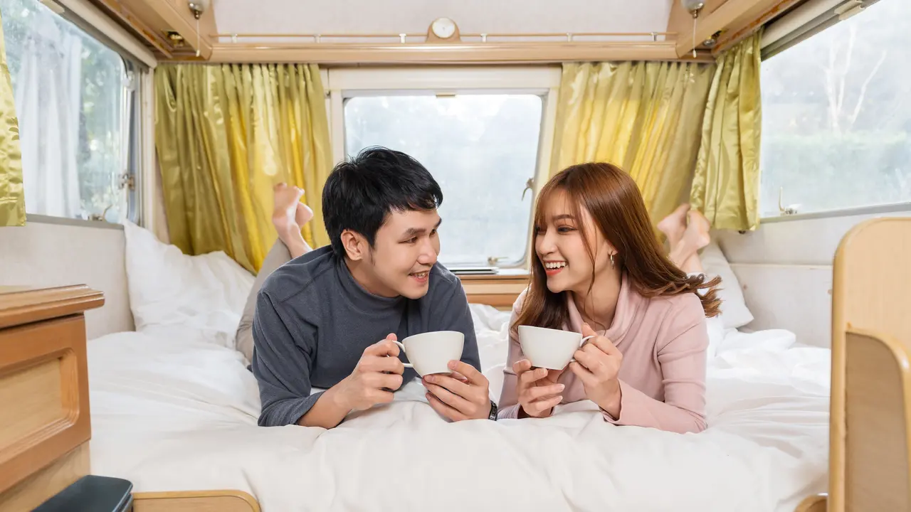 pasangan cinta romantis