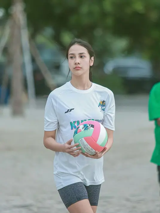 Penampilan Anya Geraldine bermain voli pantai. Ia mengenakan kaus putih dipadu dengan legging abu-abu pendek. [Foto: Instagram/anyageraldine]