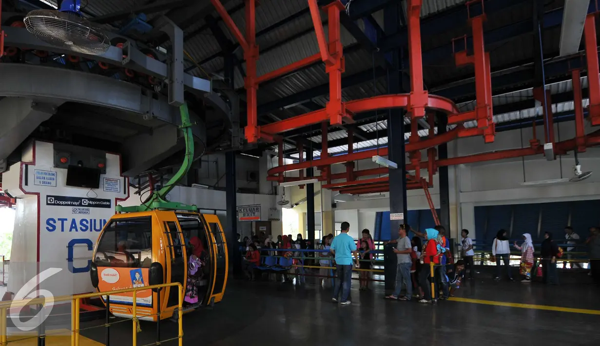 Pengunjung saat mengantri untuk mengunakan wahana Gondola di area wisata Pantai Ancol, Jakarta, Sabtu (26/15). Memasuki libur Tahun Baru sejumlah warga memadati tempat rekreasi di kawasan Ibukota tersebut. (Liputan6.com/Gempur M Surya)