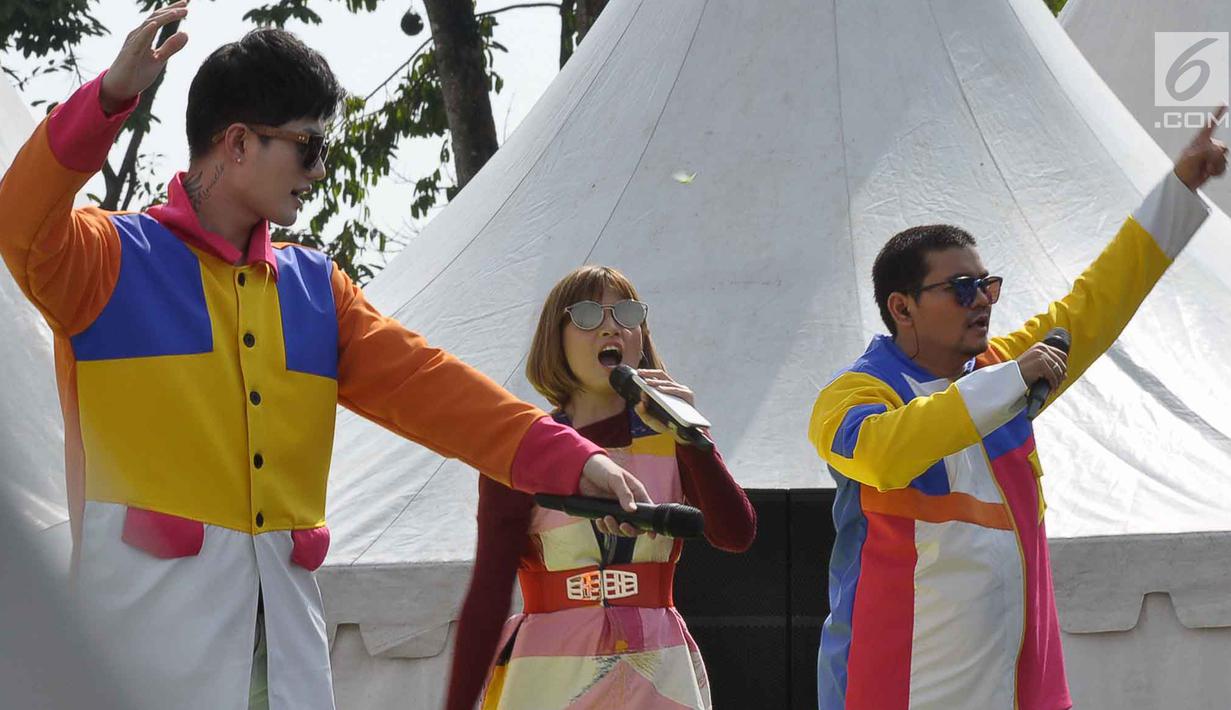 Aksi pembawa acara Indra Bekti, Chika Jessica, dan Lee Jeong Hoon dalam Panggung Gembira di Semarang, Jawa Tengah, Sabtu (15/12). Acara dimeriahkan oleh Rita Sugiarto, Ridho Rhoma serta artis Dangdut Academy dan Bintang Pantura. (Liputan6.com/Gholib)