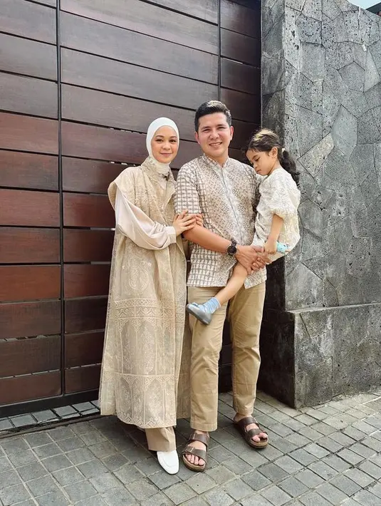 Tantri Namirah memadukan outerwear lengan pendek dengan kemeja lengan panjang. [Foto: @tantrinamirah]