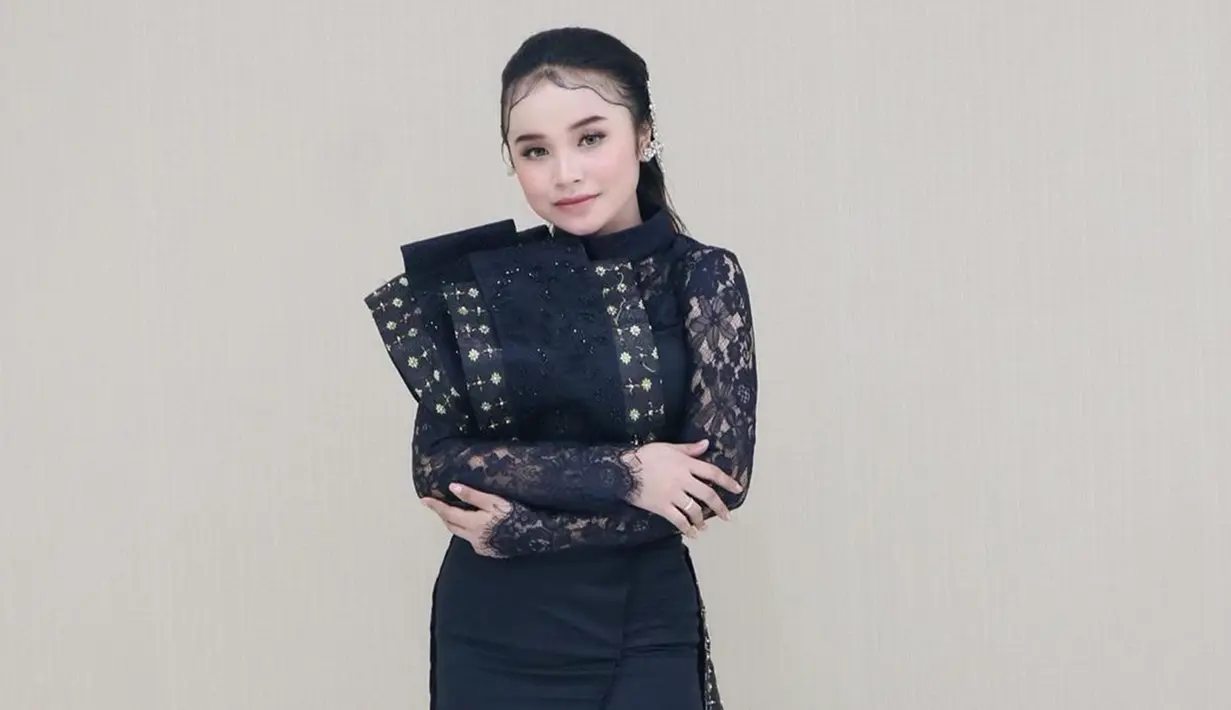 Salah satu penampilannya yang selalu banjir pujian yakni kala memakai outfit serba gelap. Seperti saat pelantun lagu "Selimut Biru" ini tampil memesona dengan gaun hitam ini. (Liputan6.com/IG/@tasya_ratu_gopo)