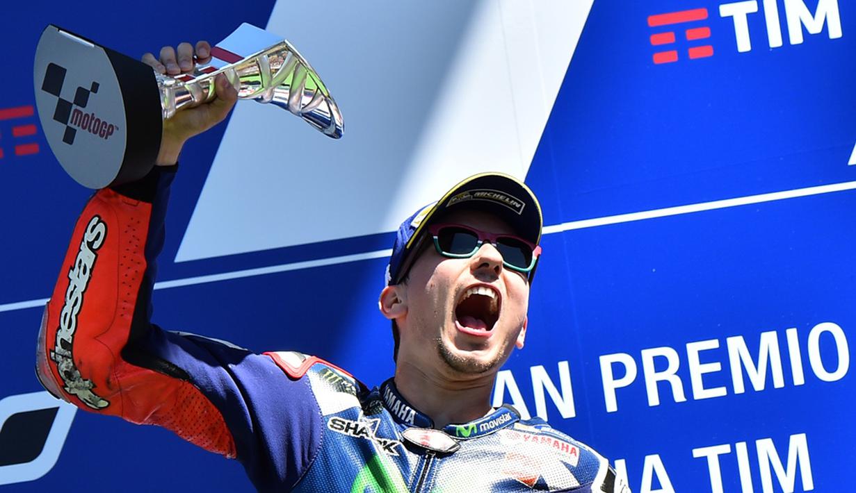 Pebalap Movistar Yamaha, Jorge Lorenzo, menjadi juara balapan MotoGP Italia di Sirkuit Mugello, Minggu (22/5/2016). Lorenzo menyalip Marquez secara dramatis jelang garis finis. (AFP/Giuseppe Cacace)