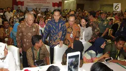 Presiden Jokowi berbincang dengan calon pembeli yang sedang melakukan transaksi pada pameran perumahan nasional Indonesia Property Expo 2017 di JCC Senayan, Jumat (11/8). Pameran tersebut digelar pada 11-20 Agustus 2017 (Liputan6.com/Angga Yuniar)