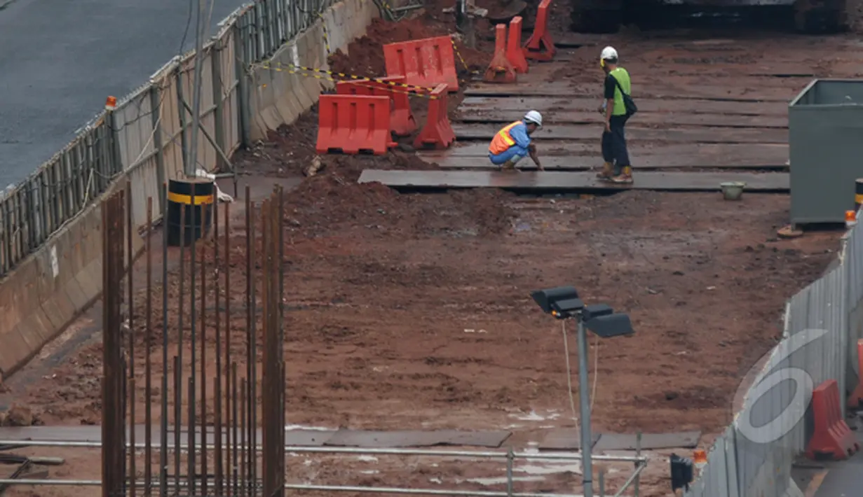 Pekerja menyelesaikan pembangunan proyek Mass Rapid Transit (MRT) di Kawasan Blok M, Jakarta, Selasa (3/3/2015). (Liputan6.com/Johan Tallo)