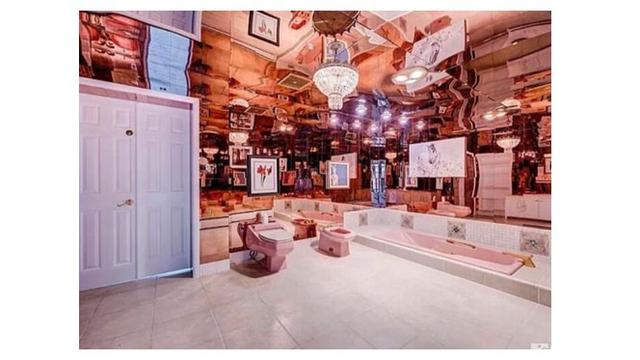 6 Potret Desain Kamar Mandi Ini Unik Banget, Bikin Geleng Kepala