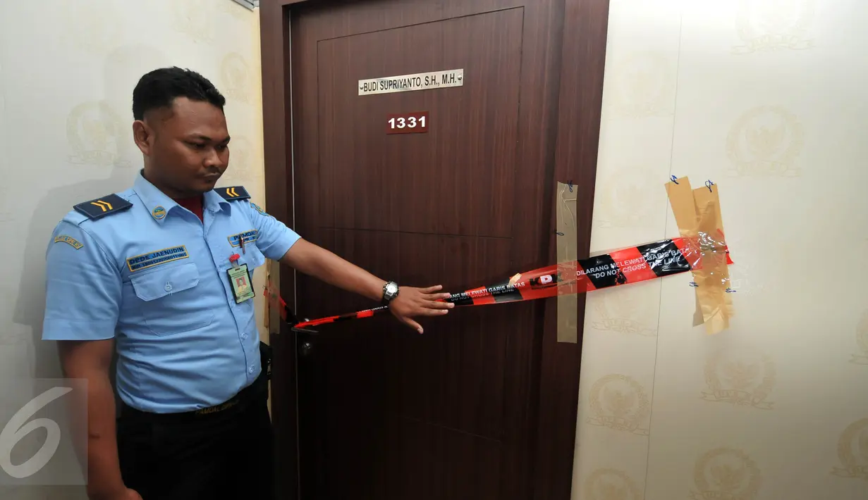 Petugas mengecek ruangan anggota DPR dari F-Partai Golkar, Budi Supriyanto yang disegel penyidik KPK, Jakarta, Kamis (13/1). Penyidik juga menyegel ruangan anggota DPR dari F-PDIP Damayanti Wisnu Putranti terkait kasus OTT. (Liputan6.com/Johan Tallo)