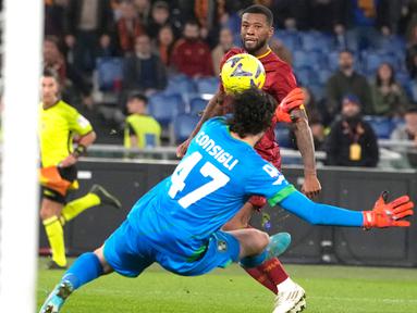 Pemain AS Roma Georginio Wijnaldum mencetak gol ke gawang Sassuolo pada pertandingan sepak bola Serie A Liga Italia di Stadion Olimpiade, Roma, Italia, 12 Maret 2023. AS Roma kalah dari Sassuolo dengan skor 3-4. (AP Photo/Alessandra Tarantino)
