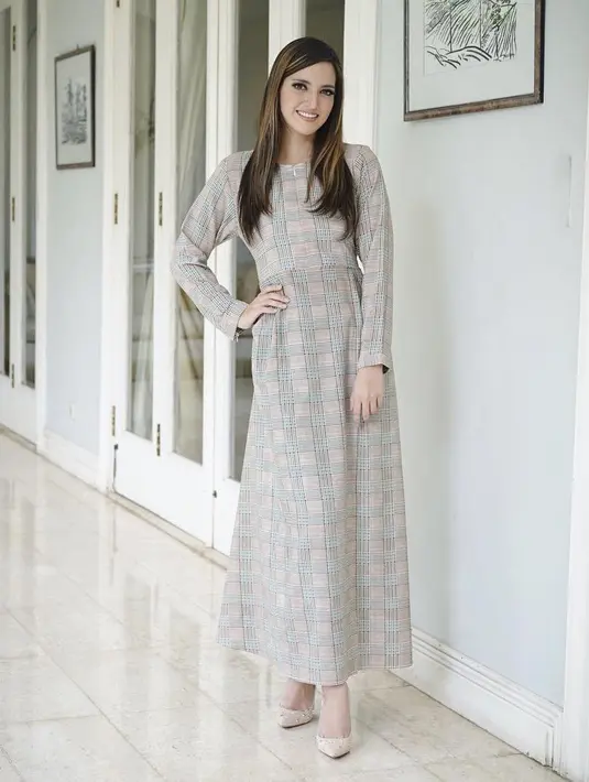 Berbeda dari biasanya, kali ini penampilan Nia sangat keibuan. Rambut panjangnya sangat lurus tertata rapi. Ia juga memakai longdress atau gamis yang warna dan modelnya sangat sederhana. (Instagram/ramadhaniabakrie)