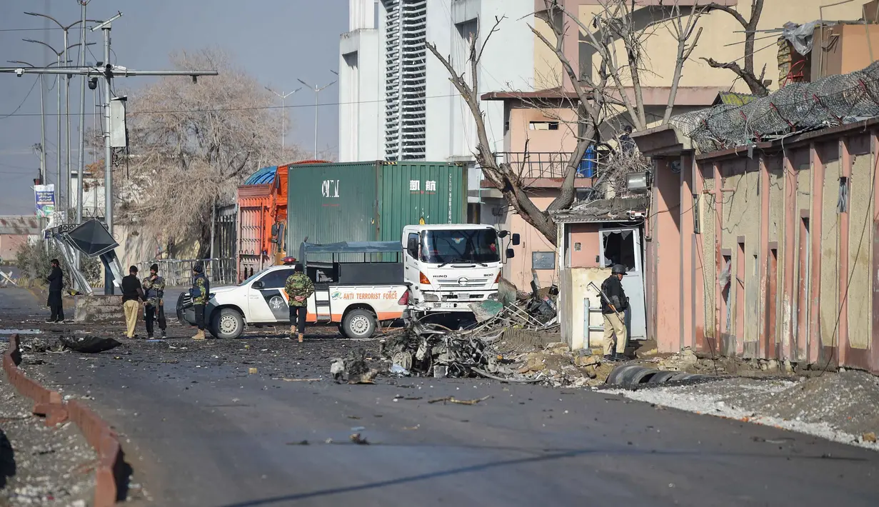 Militer Pakistan menyebut para militan berupaya mengganggu stabilitas dan ketertiban dengan melakukan aksi teror di dan sekitar Quetta, Mastung, Nushki, Dalbandin, Kharan, Panjgur, Tump, Gwadar, dan Pasni. Tampak dalam foto, personel keamanan berdiri di lokasi ledakan di Quetta pada 1 Februari 2026, sehari setelah serangan oleh separatis Baloch. (Banaras KHAN/AFP)