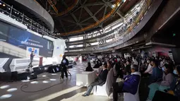Para tamu menghadiri forum tematik dalam Konferensi Fiksi Ilmiah China 2020 di Beijing, China, 1 November 2020. Konferensi tahun ini menampilkan acara daring (online) dan luring (offline), termasuk upacara pembukaan, forum, dan pameran. (Xinhua/Ju Huanzong)