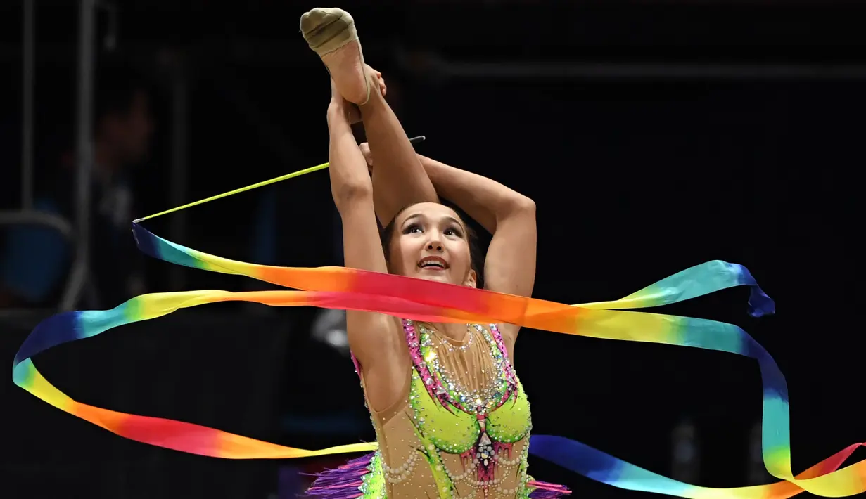 Pesenam Kazakhstan Dayana Abdirbekova memainkan pita dalam final senam ritmik i Asian Games 2018 di Jakarta, (27/8).  (AFP Photo/Peter Parks)