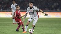 Gelandang Persija Jakarta, Stefano Lilipaly, menggiring bola saat melawan Bali United pada final Piala Presiden di SUGBK, Jakarta, Sabtu (17/2/2018). Persija menang 3-0 atas Bali United. (Bola.com/Vitalis Yogi Trisna)