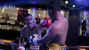 Ilham Leoisa (kiri) berusaha memukul lawannya  asal Thailand, Paiboon Lorkham pada kelas Super-Lightweight Mahkota Boxing Super Series di Cilandak Town Square, Jakarta (10/3/2018). Ilham menang angka mutlak. (Bola.com/Nick Hanoatubun)