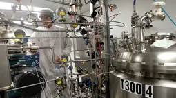 Pimpinan ilmuwan Produksi Protein Sentrifugasi Paul Koelle, mengoperasikan panel kontrol centrifuge saat pengembangan vaksin virus Zika di Protein markas Sciences Inc di Meriden, Connecticut, (20/6). (REUTERS/Mike Segar)