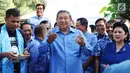 Ketua Umum Partai Demokrat Susilo Bambang Yudhoyono saat acara potong tumpeng dalam perayaan HUT Partai Demokrat ke-16 di Cikeas, Jawa Barat, Sabtu (9/9). Peringatan ulang tahun Partai Demokrat ini dirayakan dengan sederhana. (Liputan6.com/Angga Yuniar)