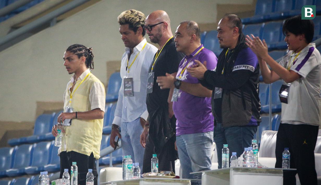 <p>Mantan kiper Timnas Italia, Walter Zenga (kiri ketiga) dan mantan bek Timnas Portugal, Abel Xavier (kiri kedua) menyaksikan laga lanjutan BRI Liga 1 2022/2023 antara Persita Tangerang melawan Persija Jakarta di Stadion Indomilk Arena, Tangerang, Selasa (28/03/2023). (Bola.com/Bagaskara Lazuardi)</p>